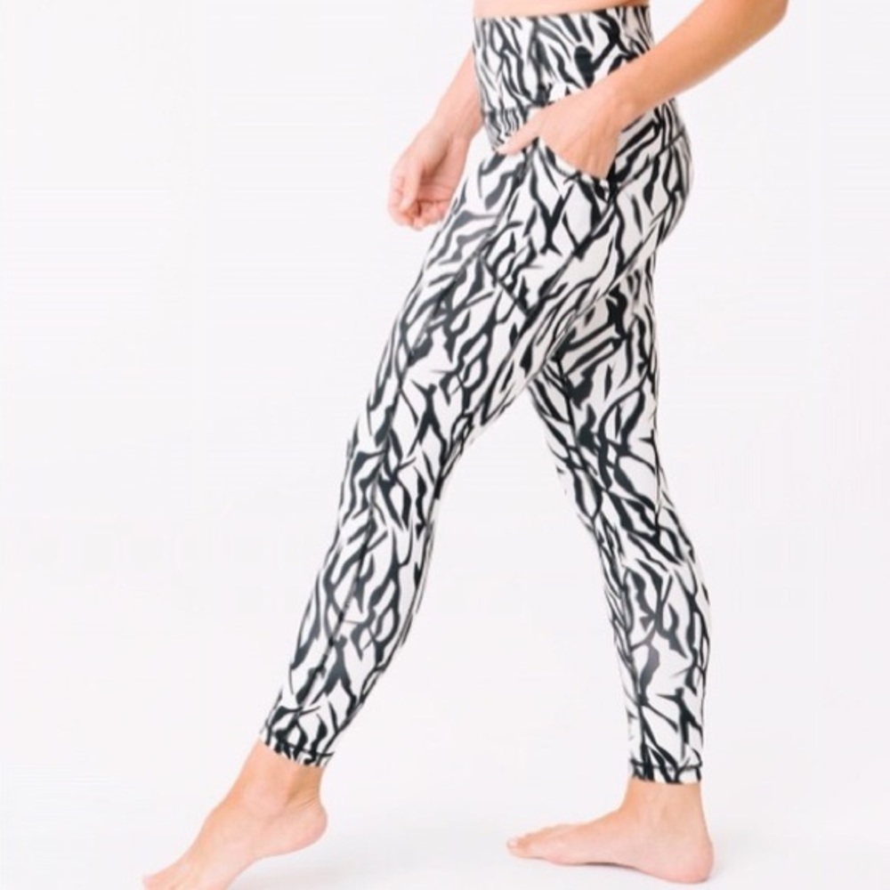 NWT Zyia Safari Pocket Brilliant Hi-Rise 7/8 Tight